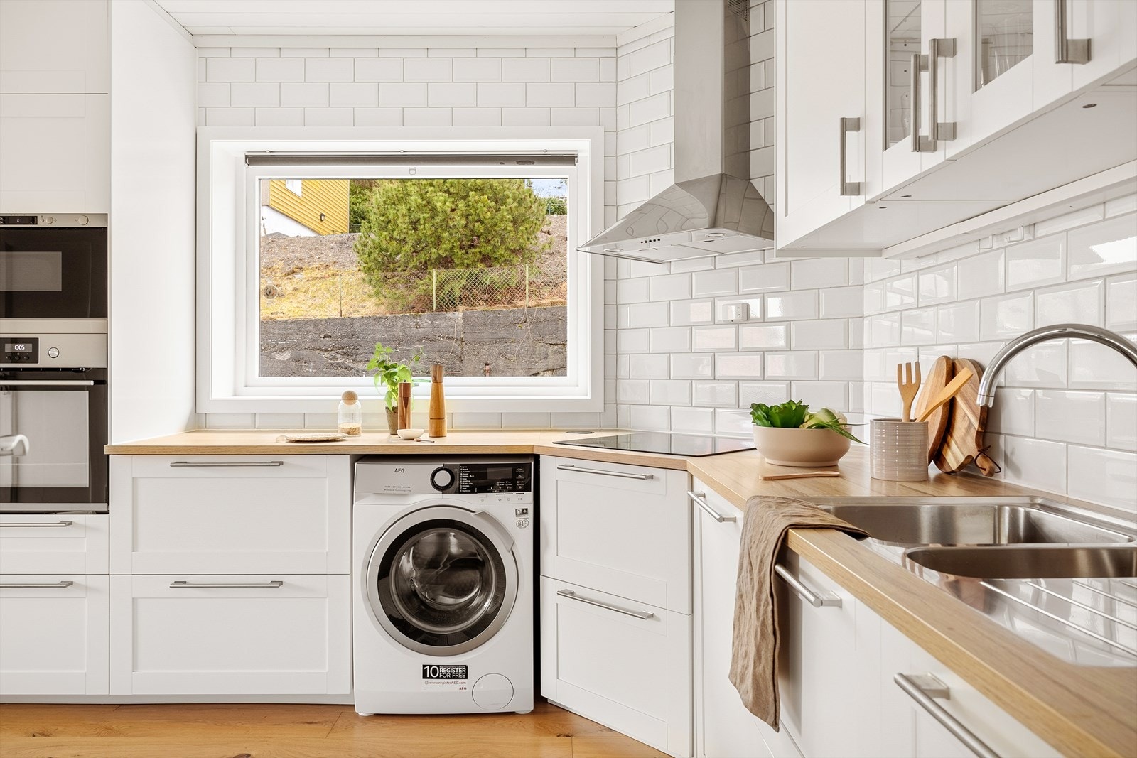 Av integrerte hvitevarer er det Integrert induksjonsplatetopp, stekeovn, mikrobølgeovn, oppvaskmaskin, kjøleskap og fryser Galleribilde