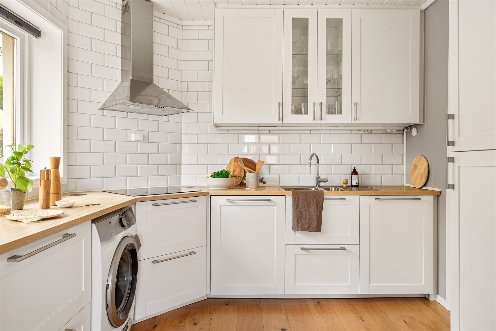 Her har du rikelig med plass til både matlaging og oppbevaring Galleribilde