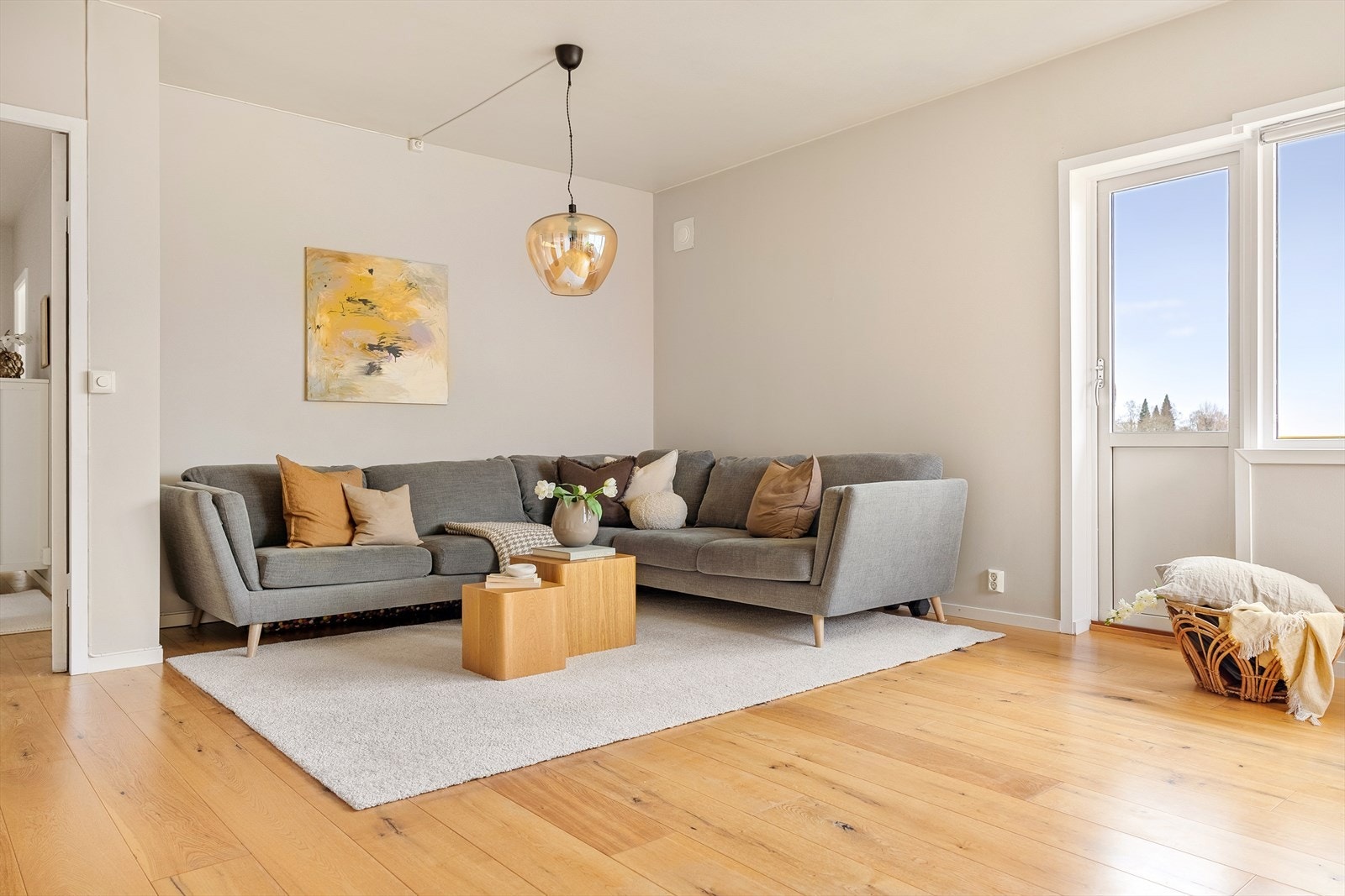 Her har du god plass til å innrede med både sofagruppe og spisestue Galleribilde