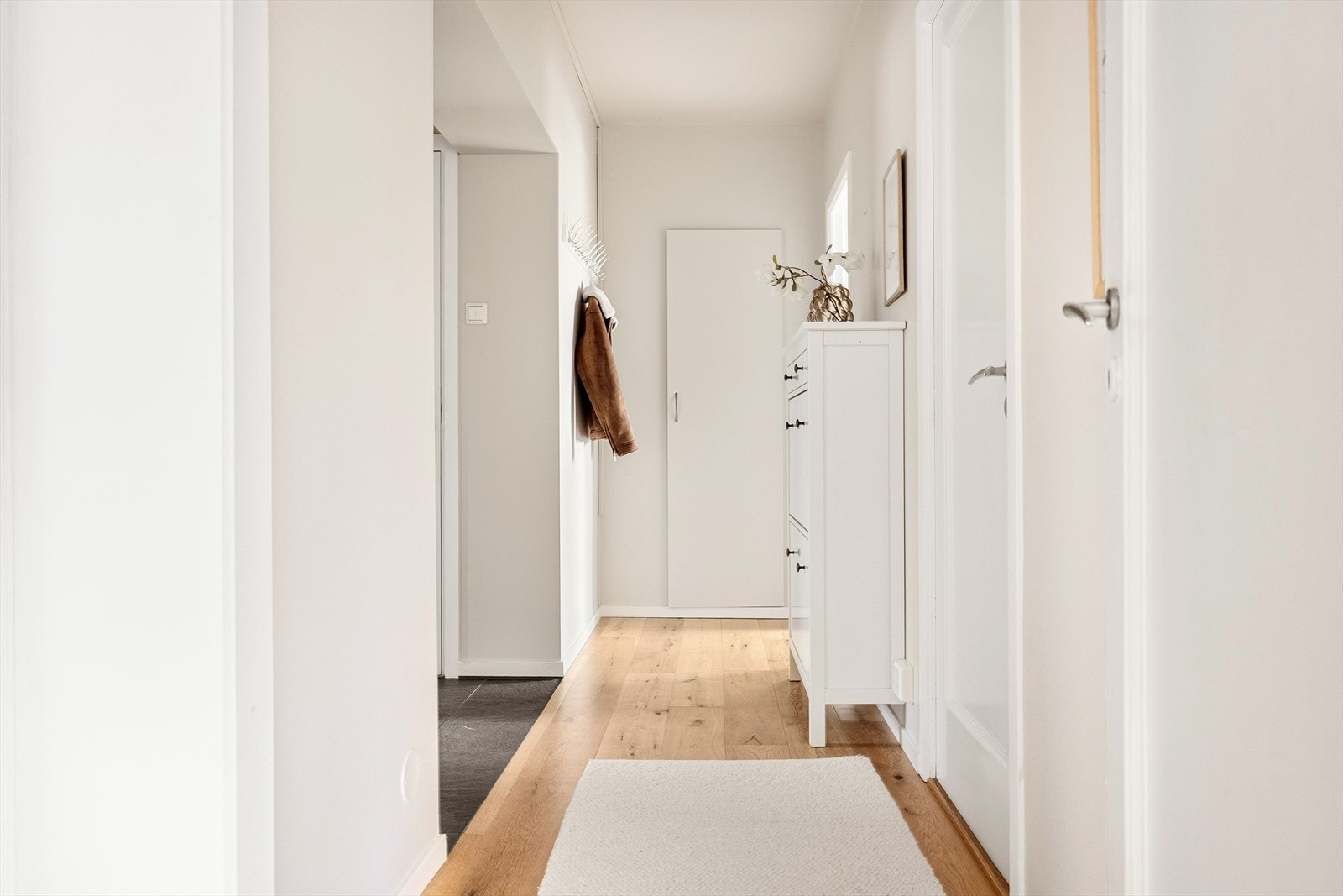 Pene farge- og materialvalg gir et godt førsteinntrykk av boligen Galleribilde