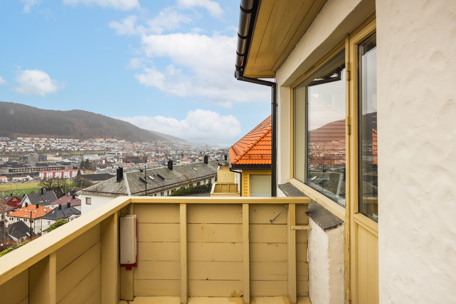 En flott topp- og hjørneleilighet med storslått utsikt over Bergensdalen, solrik balkong og sentral beliggenhet Galleribilde