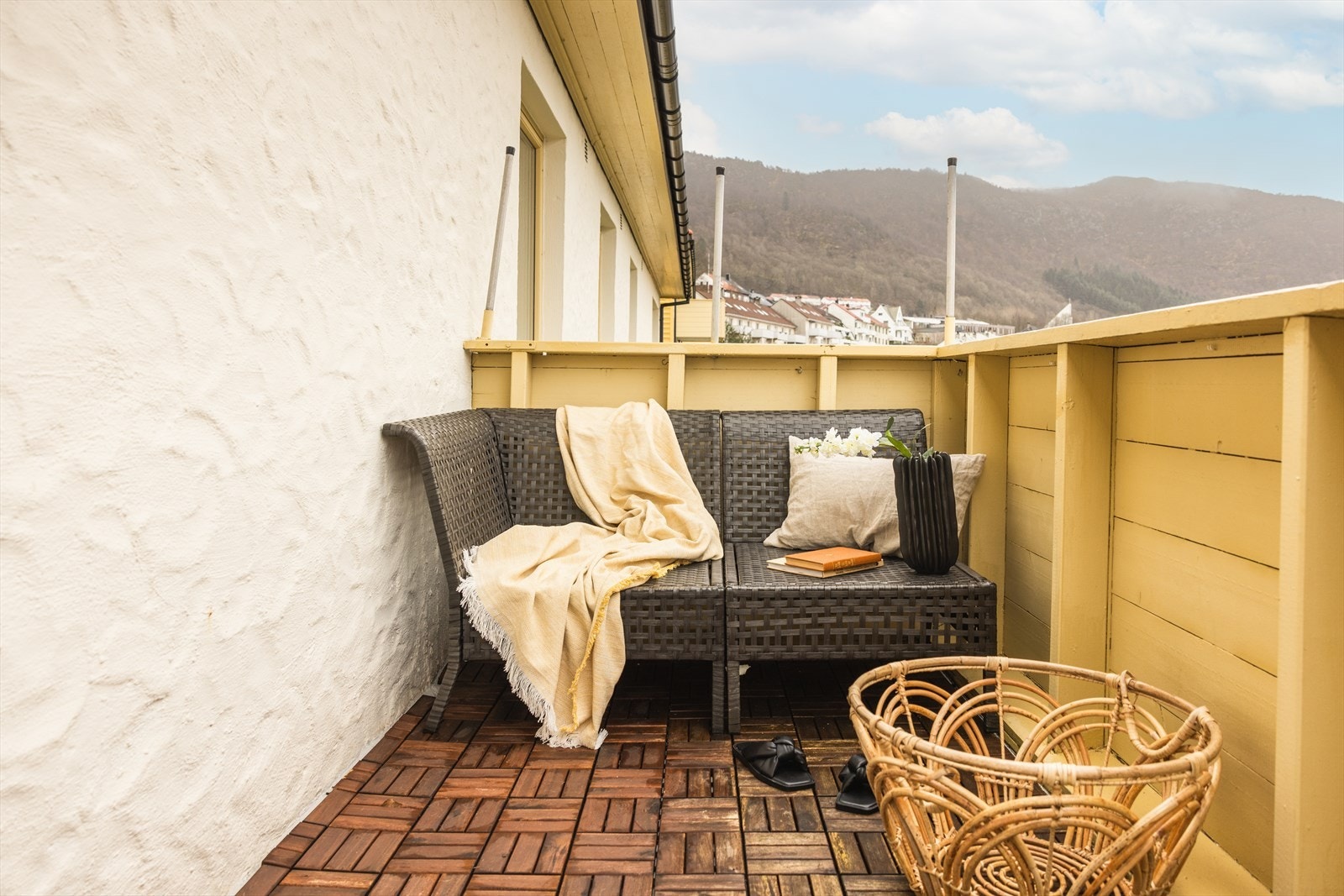 Fra stuen er det utgang til vestvendt balkong målt til 5,4 m² Galleribilde