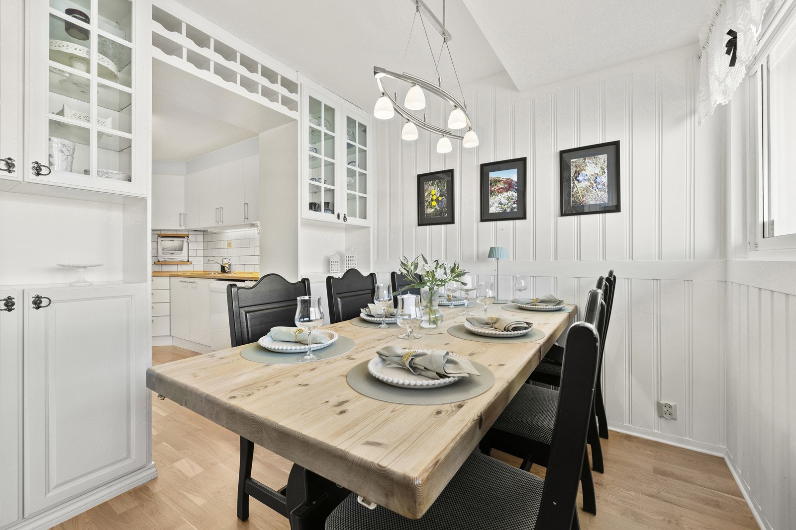 Skapplass er integrert ved åpningen inn til kjøkken. Galleribilde