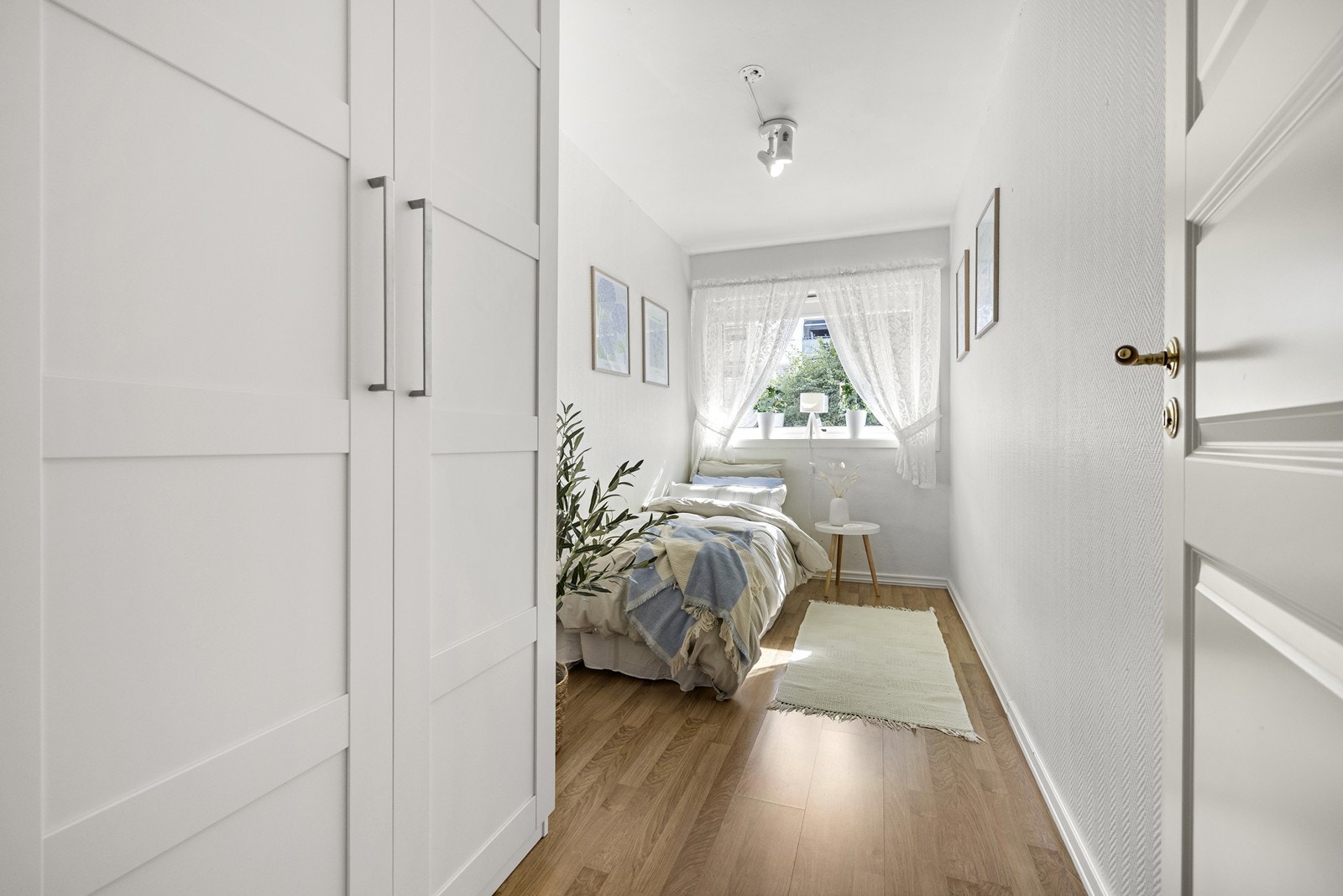 Soverom 2. Alle soverom har god plass til seng og kommode, i tillegg til garderobeskap. Galleribilde