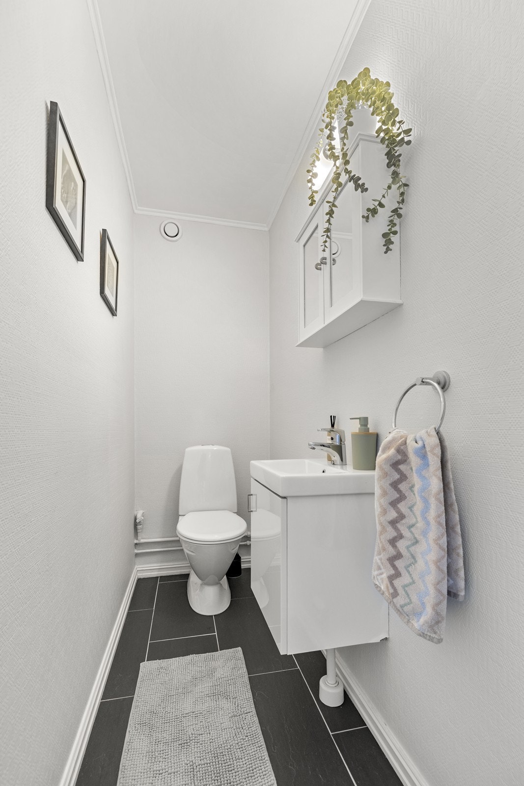 Eget toalettrom vegg i vegg med badet. Elektriske varmekabler i gulv. Det er avtrekk til felles ventilasjon. Galleribilde