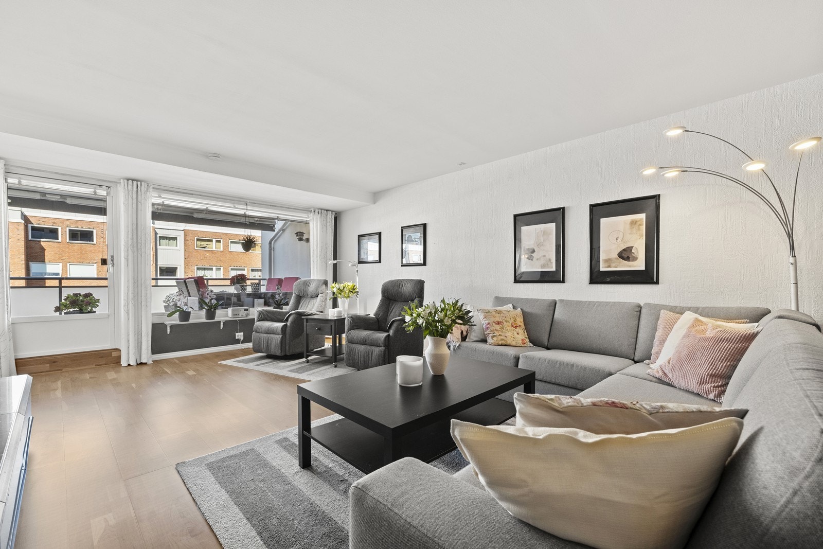 Store vindusflater som gir rikelig innslipp av naturlig lys. Fra stuen har du utgang til terrassen. Galleribilde