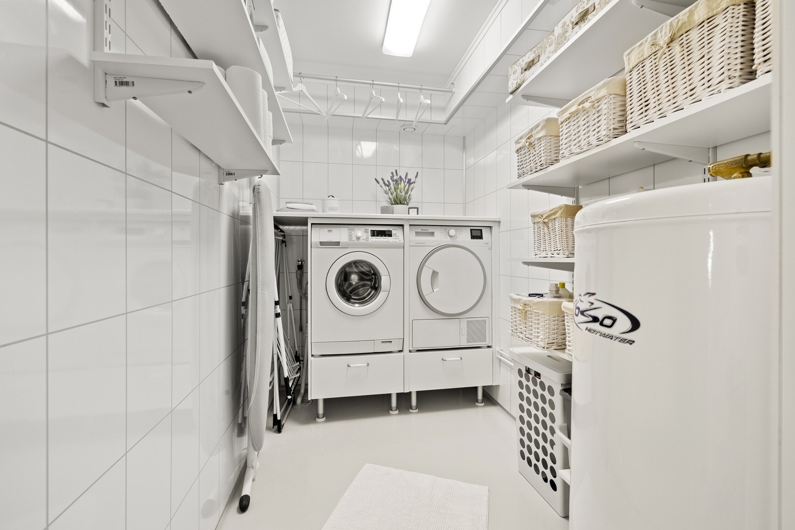 Eget praktisk vaskerom gjør det enkelt med klesvask. Malt belegg på gulv og våtromsplater vegger. Vaskerom ble overflateoppusset 2010 men har en eldre alder på tettesjikt og sluk. Vaskerommet fungerer likevel slik det skal. Galleribilde