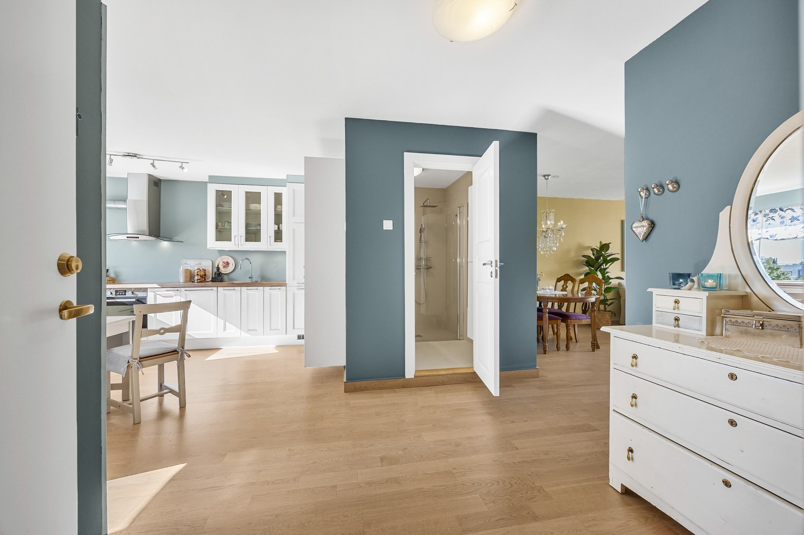 En luftig planløsning med gjennomgående naturlig lys Galleribilde