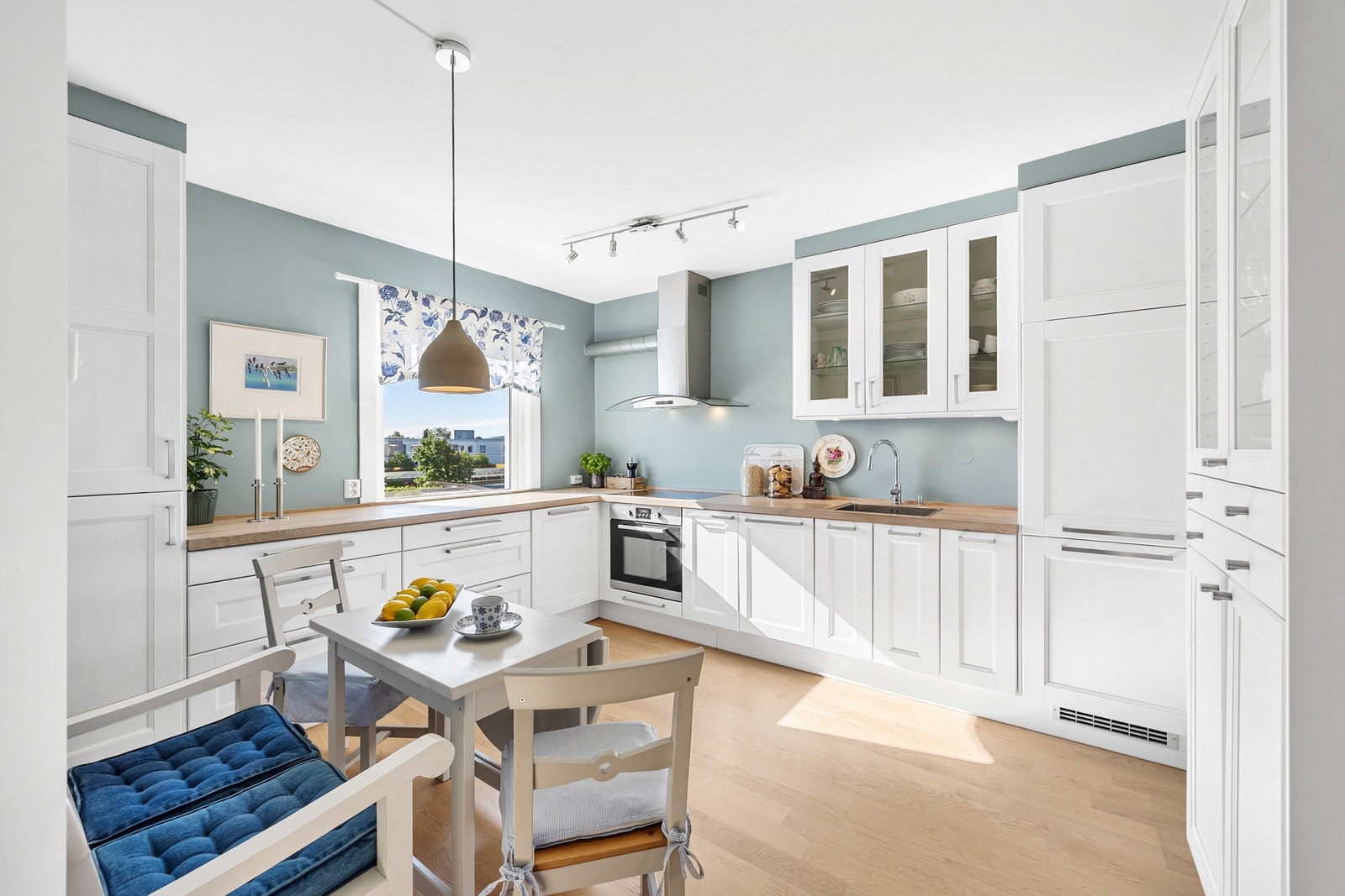 Kjøkkenet har integrerte hvitevarer og overskap fra 2011 Galleribilde