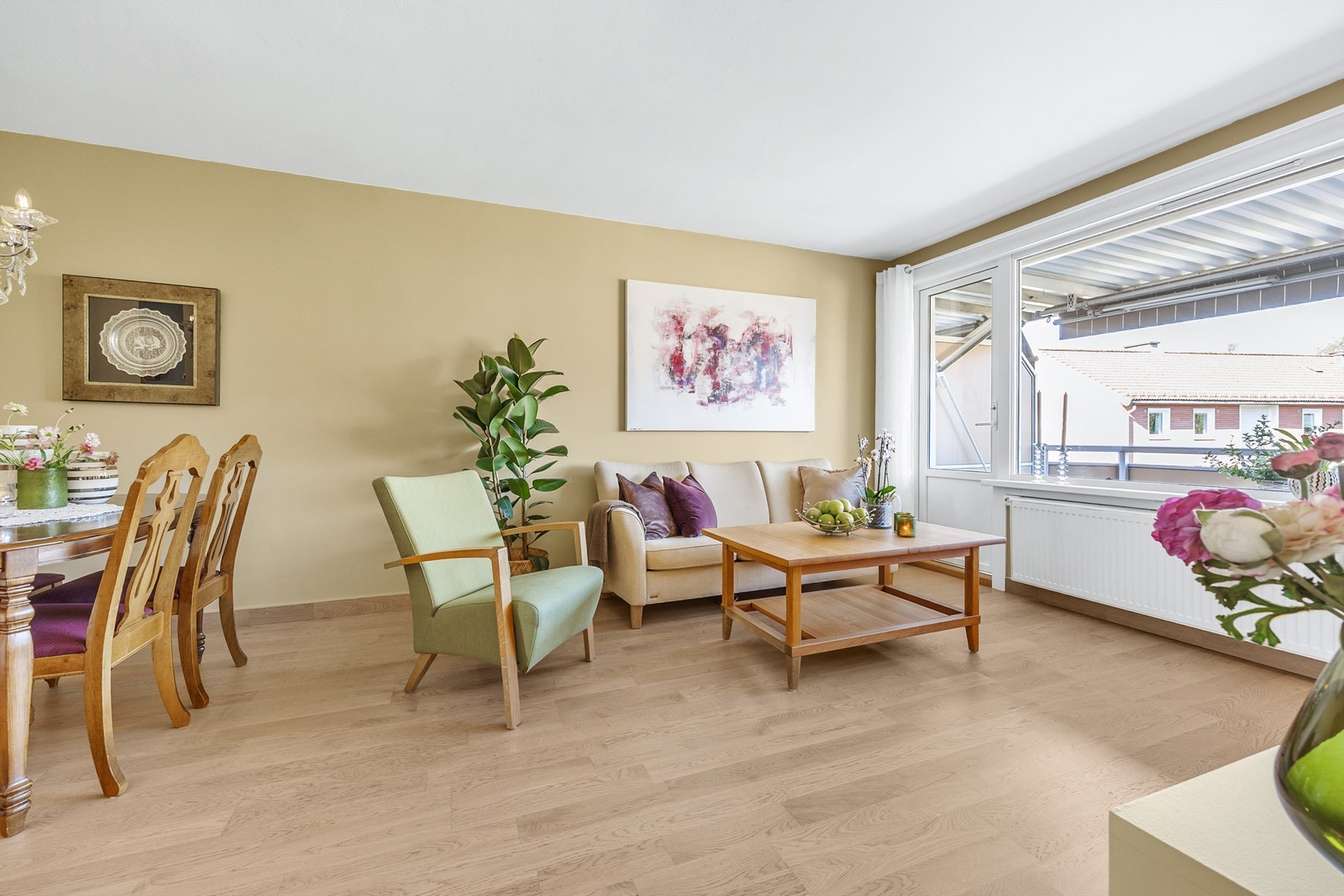 Fra stua er det direkte utgang til balkong Galleribilde