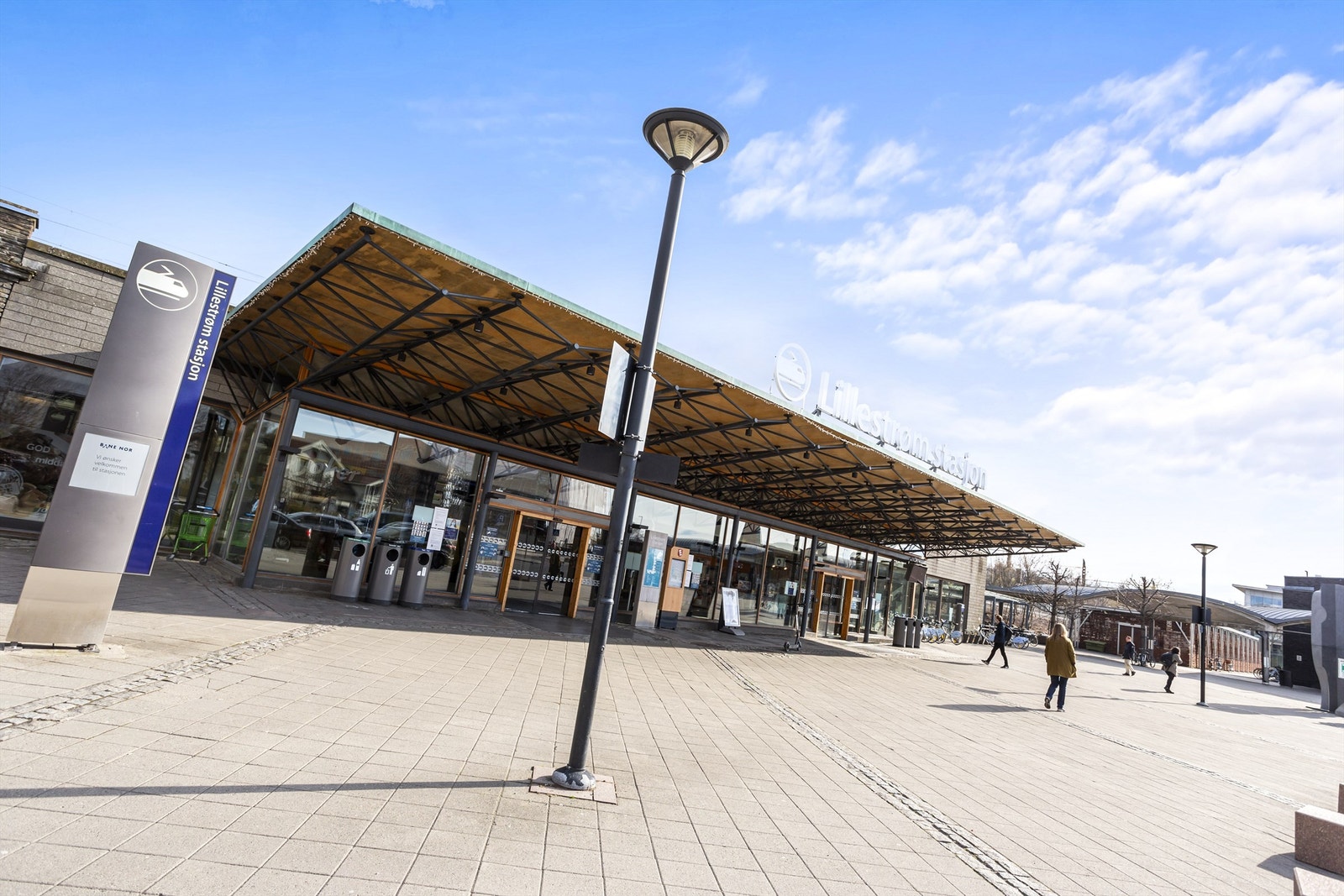 Lillestrøm stasjon ligger en kort gåtur fra boligen og tilbyr hyppige togavganger til Oslo S, samt direkte ekspresstog til Oslo lufthavn Gardermoen Galleribilde