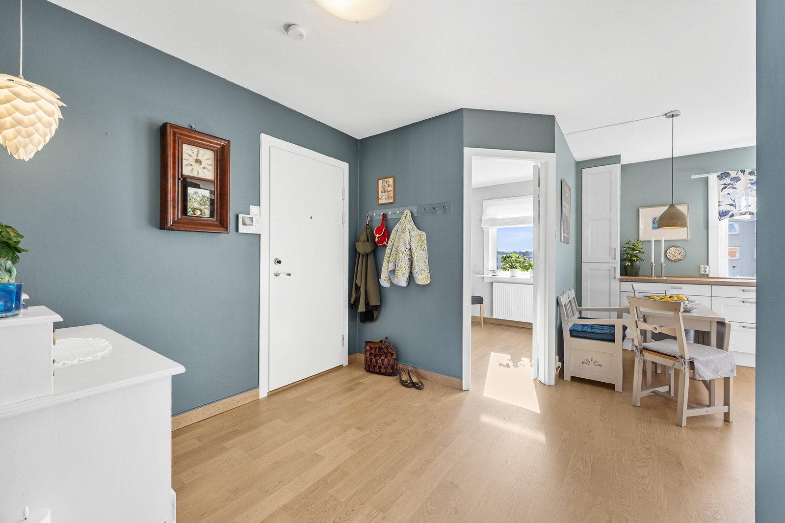Åpent inngangspartiet med plass til oppbevaring av yttertøy Galleribilde