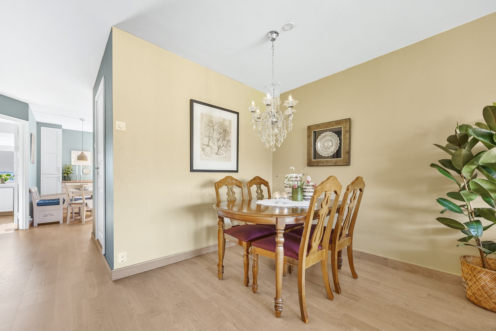 Kjøkkenet har delvis åpen løsning til spisebord og stuen. Galleribilde