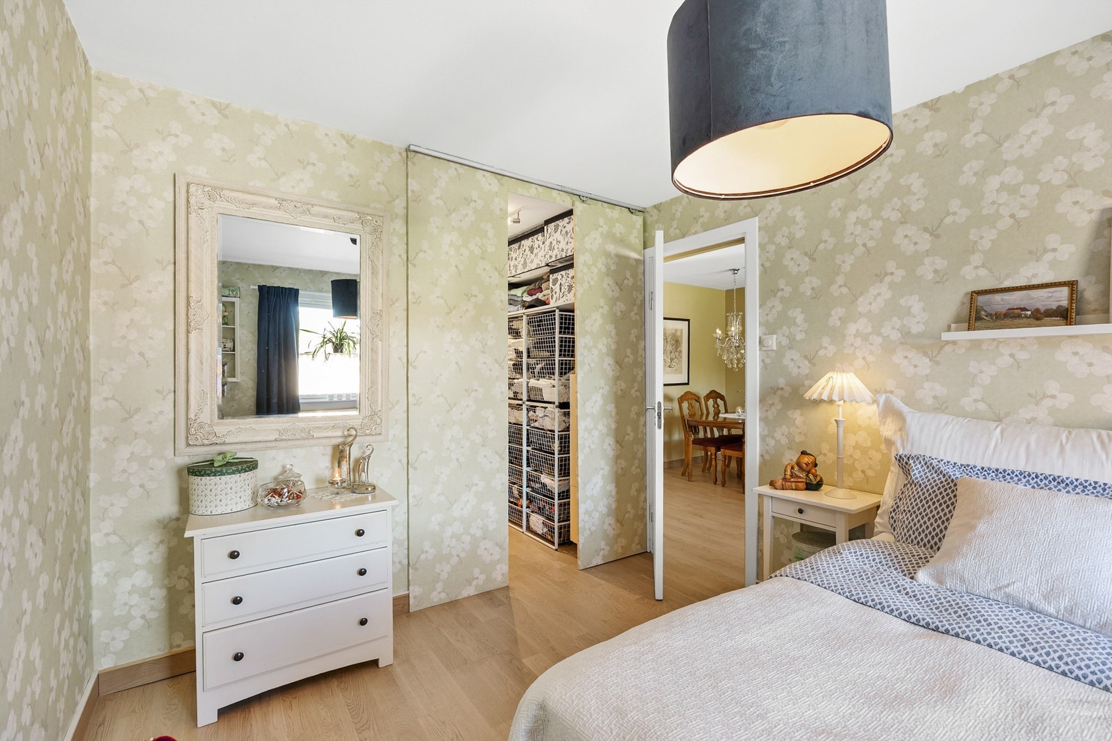 Soverommet har walk-in closet Galleribilde