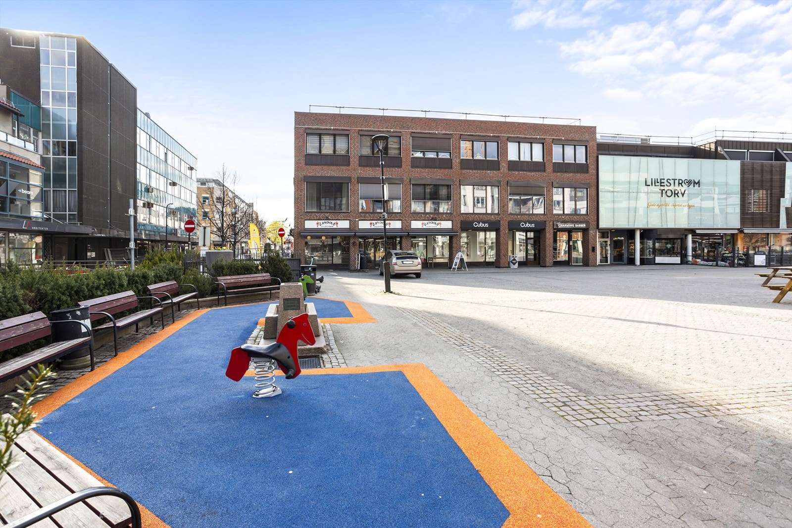 Kort avstand fra leiligheten ligger Lillestrøm Torv med flere dagligvare butikker og det du skulle trenge i hverdagen Galleribilde
