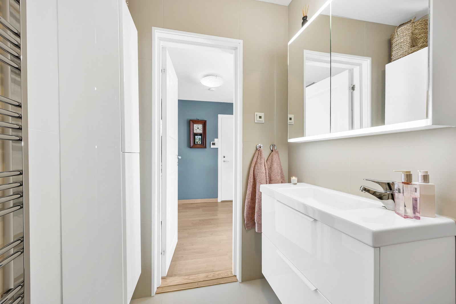 Baderomsinnredning er bestående av benkeskap og veggskap med glatte fronter i høyglanset utførelse, samt veggskap med speilfronter og belysning over servant. Galleribilde