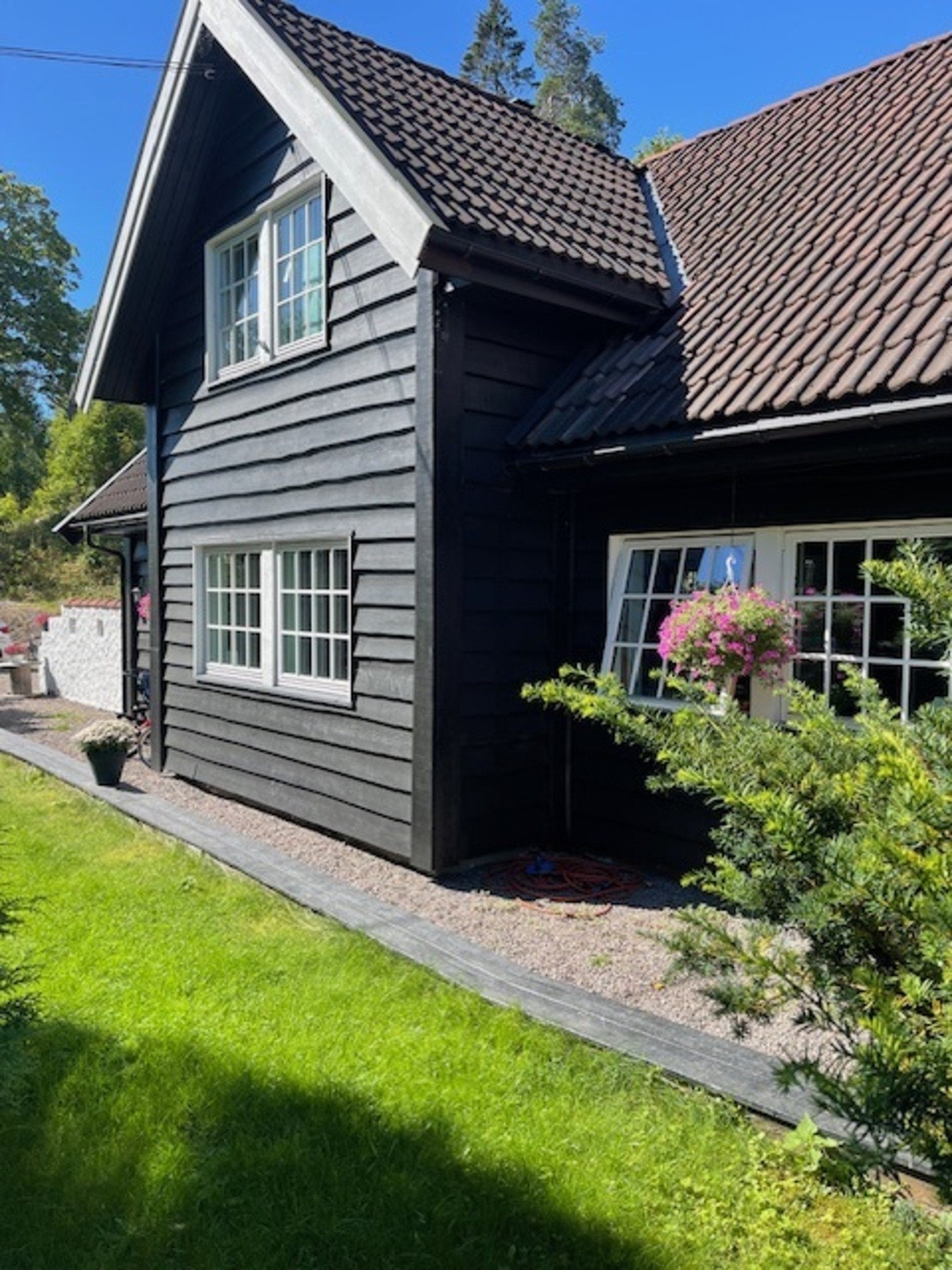 En innholdsrik og attraktiv enebolig beliggende i et ettertraktet, landlig og meget barnevennlig boligområde på Skytta i Nittedal kommune. Galleribilde