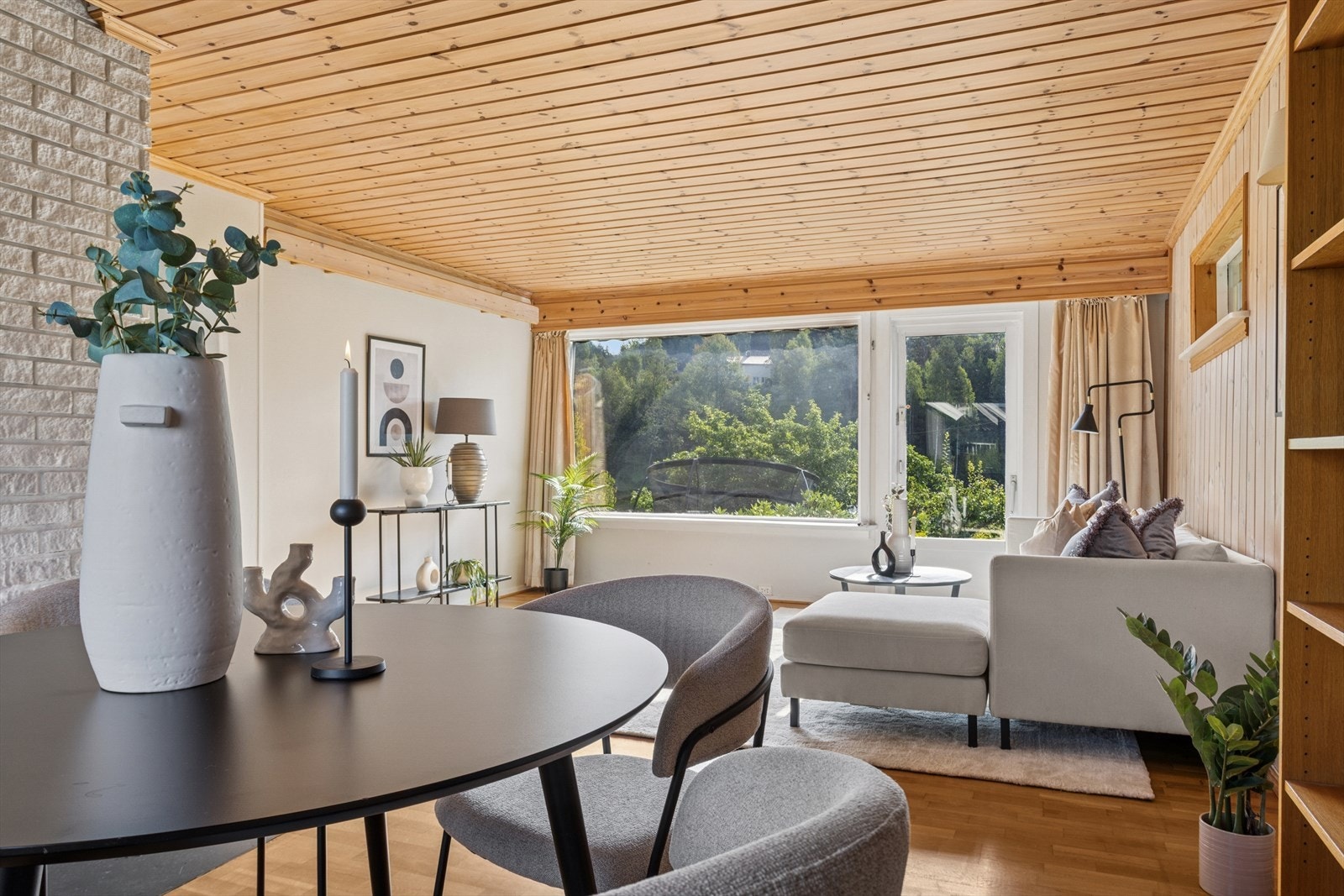 Stuen har god plass til en hyggelig sofagruppe og ønsket medie-/oppbevaringsmøblement. Galleribilde