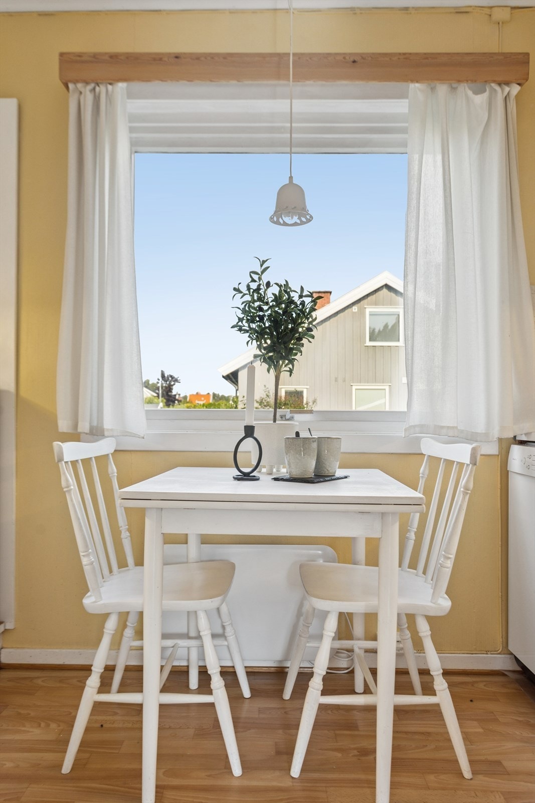 Det er plass til et lite spisebord på kjøkkenet, perfekt for å nyte en god frokost! Galleribilde