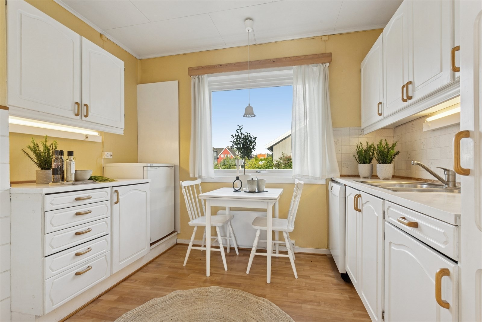 Kjøkkenet ligger praktisk plassert i et eget rom. Galleribilde