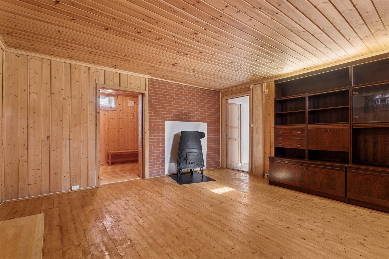 Kjellerrom innredet som kjellerstue (Se pkt. ferdigattest i salgsoppgaven). Galleribilde