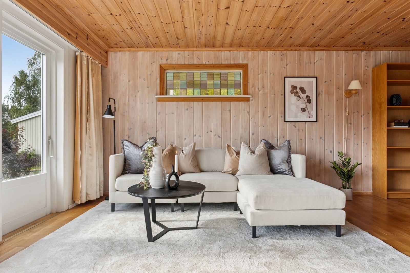 Stuens gode utforming gjør det enkelt å dele inn oppholdsrommet i ulike soner. Galleribilde