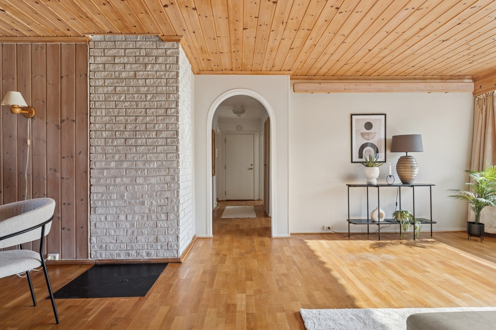 De store vindusflatene slipper inn godt med lys å skaper en luftig og fin atmosfære i rommet. Galleribilde