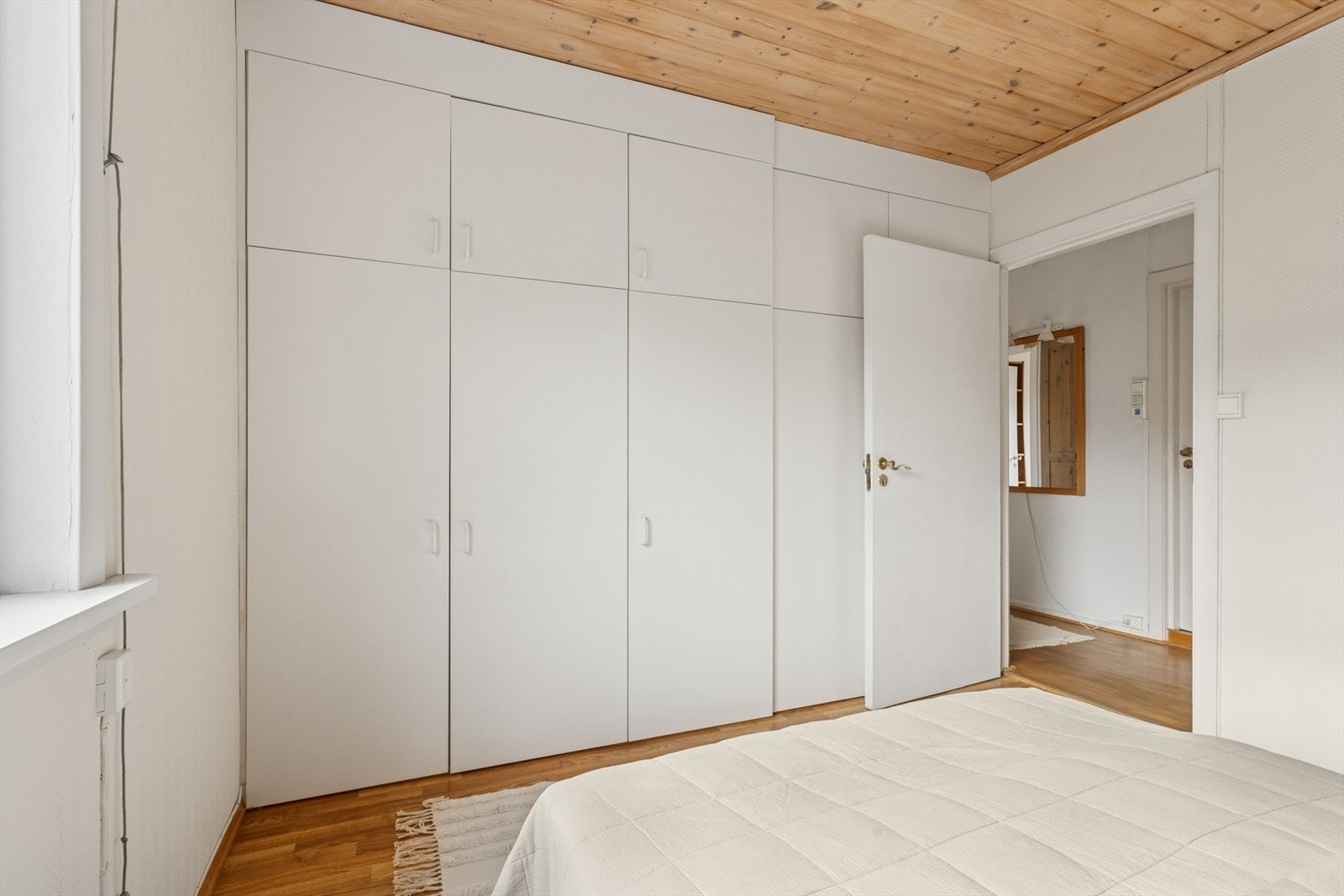 Klær kan pent ryddes bort i et romslig garderobeskap. Galleribilde