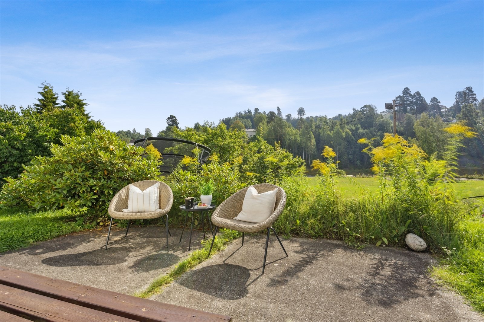 Terrasseplatting med adkomst fra stuen på ca. 10m². De gode kvadratmeterne gir mulighet for utemøblement og beplantning. Galleribilde