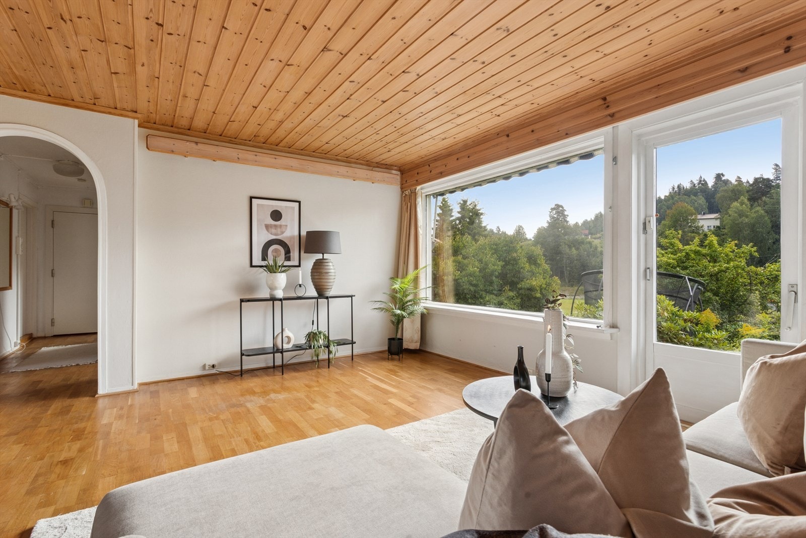 Dette er en lys og innbydende eierseksjonsleilighet i boligbygg over 2 plan med terrasseplatting på ca. 10 m². Galleribilde