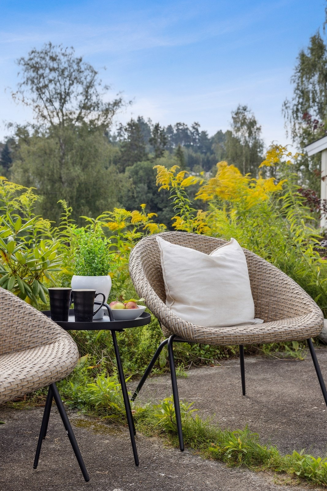 Terrassen oppleves som et ekstra bruksrom på varme sommerdager. Her kan varme og solfylte sommerdager nytes til det fulle! Galleribilde