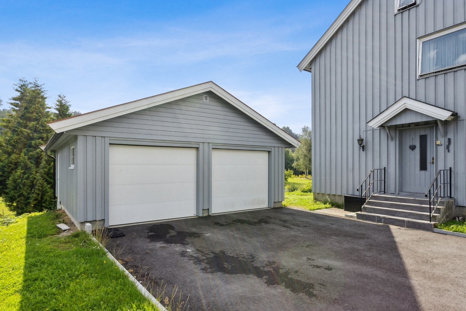 Det følger også parkeringsplass i ekstern dobbeltgarasje som deles med nabo, oppført i 2018, samt foran garasjeport. Galleribilde