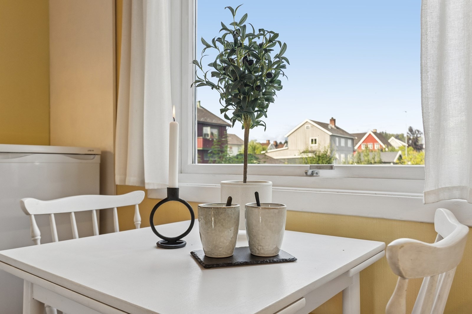 Stor vindusflate som gir kjøkkenet en lys og romslig atmosfære. Galleribilde