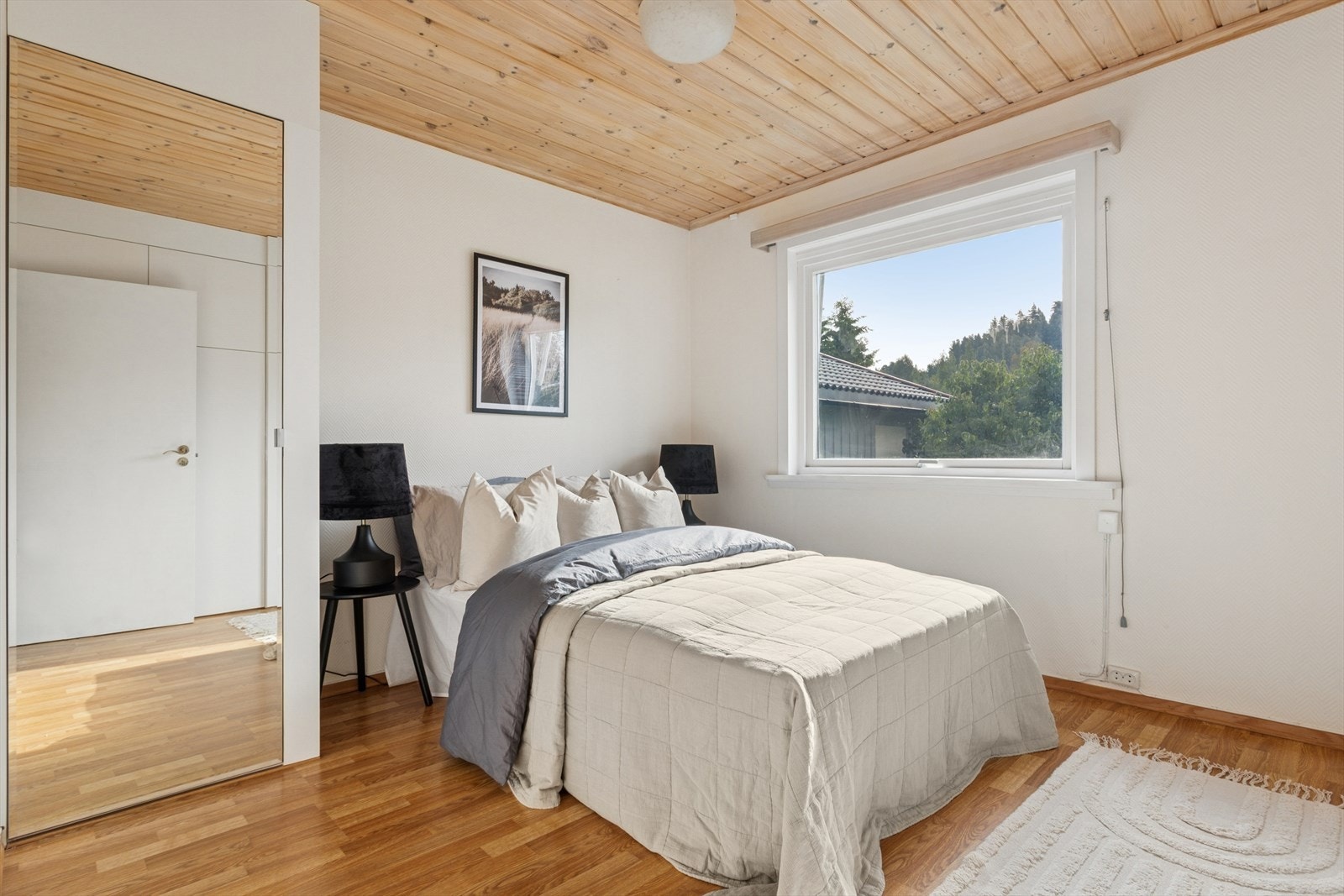 Videre byr boligen på to gode soverom. Hovedsoverommet er av god størrelse med plass til en dobbeltseng, tilhørende nattbord og annet ønskelig møblement. Galleribilde