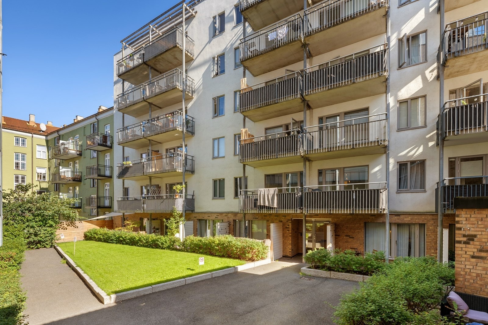 Moderne leilighetskompleks fra 2006. Garasjeplass med elbillader medfølger. Galleribilde