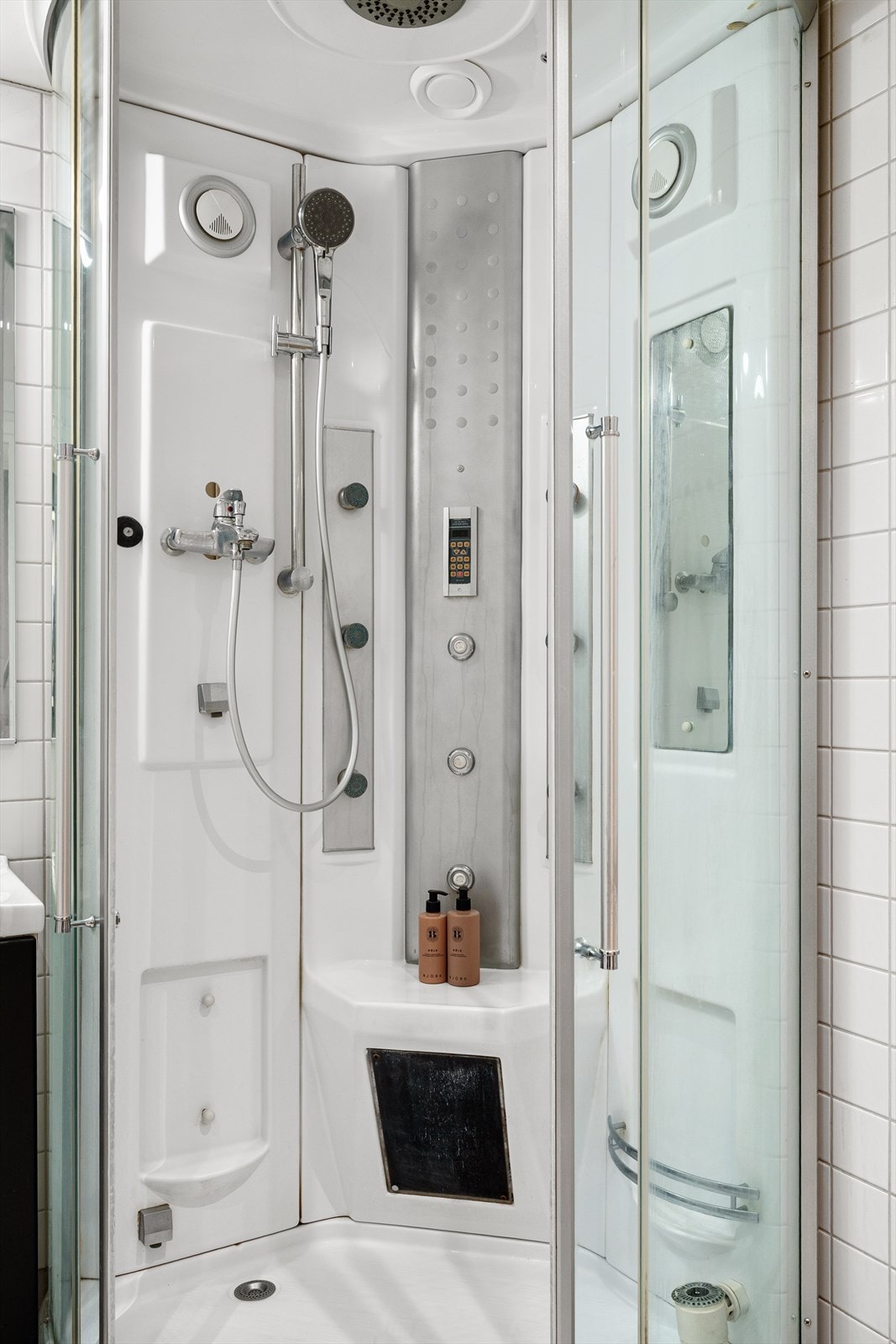 Bad med dusjkabinett og mange innstillinger Galleribilde