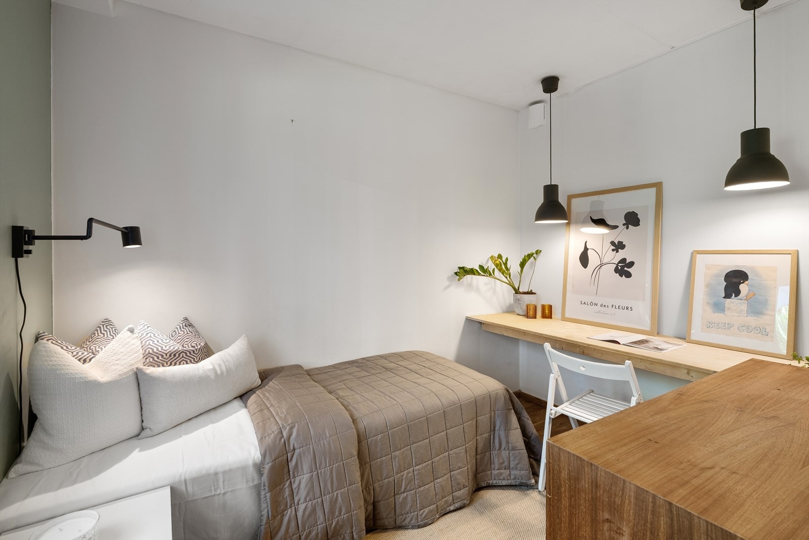 Soverom 2 med plass til seng og garderobeskap Galleribilde