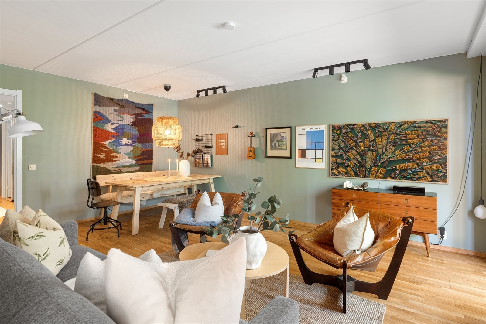 Stuen har 2,5m takhøyde og har spottskinner i tak Galleribilde