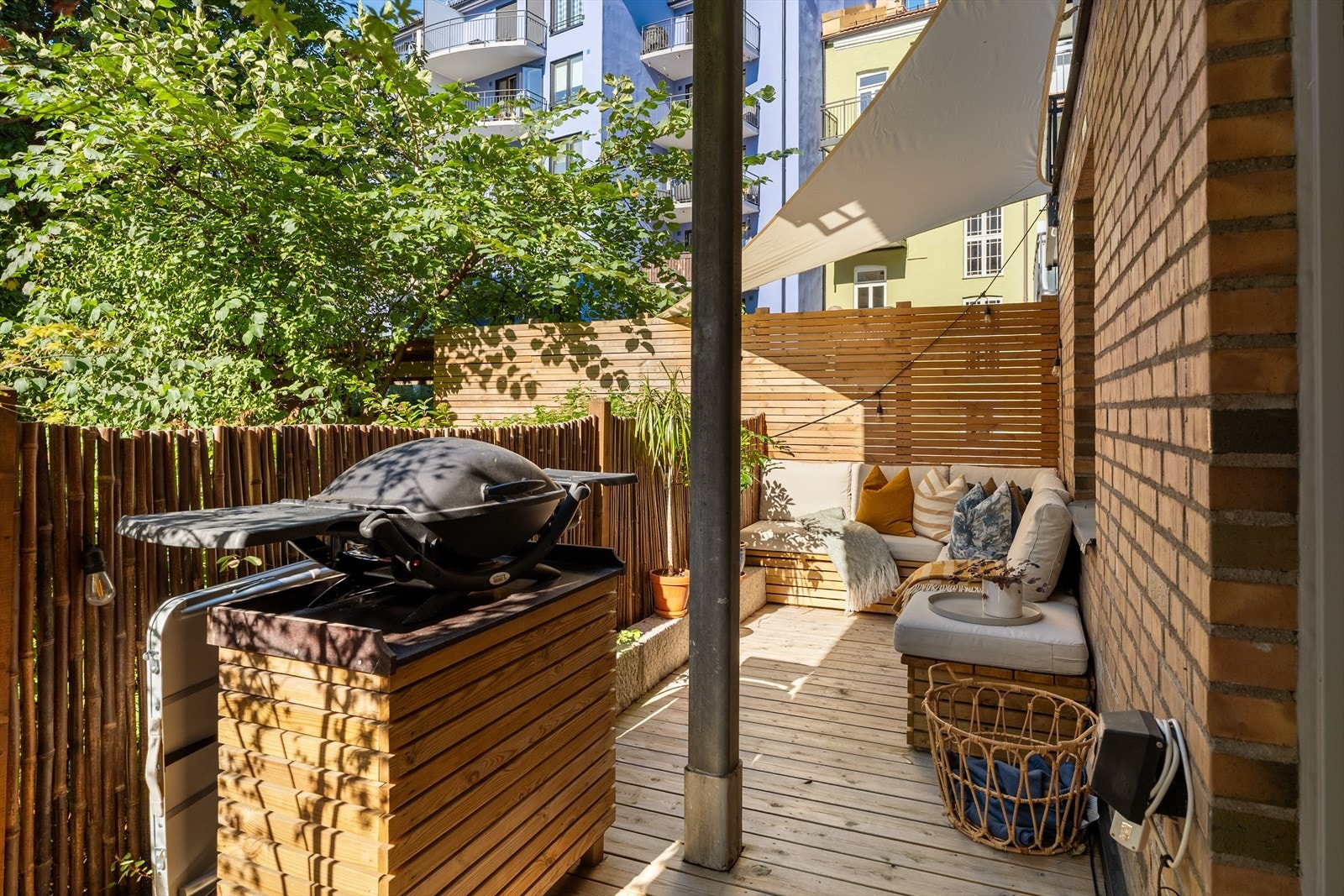 Terrasse på 11m² mot idyllisk bakgård. Galleribilde