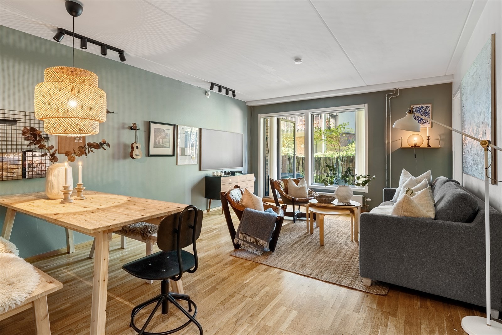 Benjamin Ådna v/Nordvik har gleden av å presentere en moderne 4-roms leilighet med stor terrasse på 11 kvm like ved Schouskvartalet og Botanisk Hage! Galleribilde