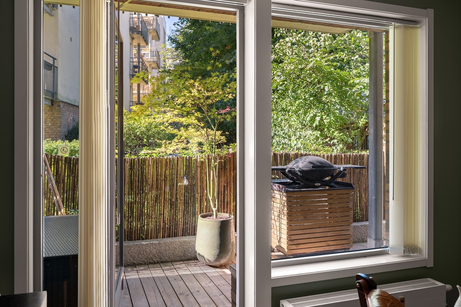 Store vindusflater som gir rikelig med naturlig lys. Galleribilde