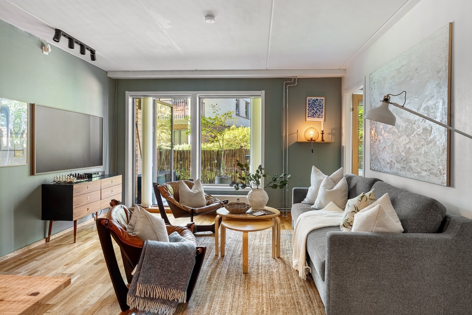 Romslig stue med flere soner. Galleribilde