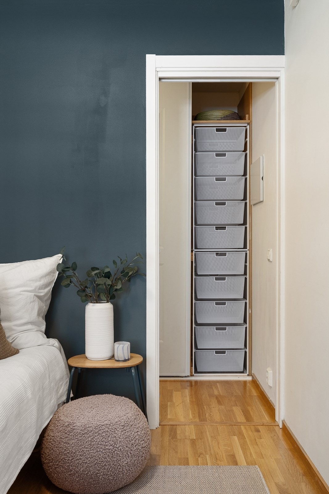 Soverom 3 med praktisk bod/omkledningsrom med gode oppbevaringsmuligheter Galleribilde