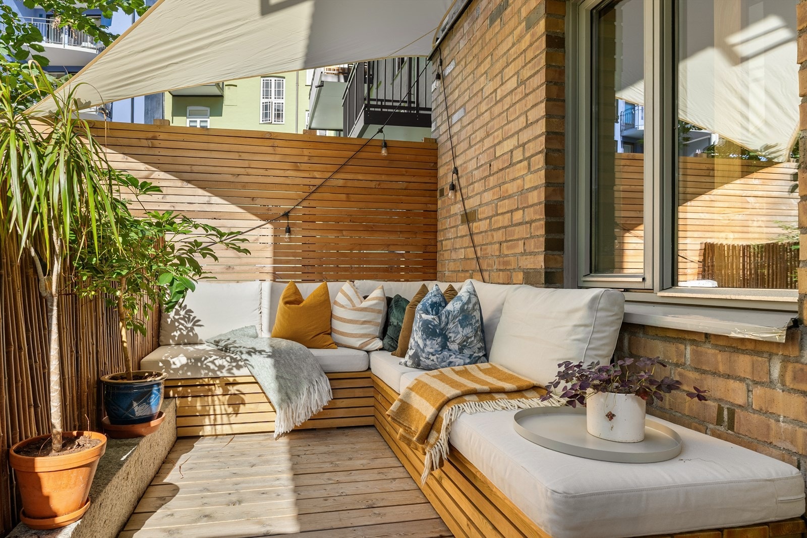 Terrasse på 11m² mot idyllisk bakgård. Galleribilde