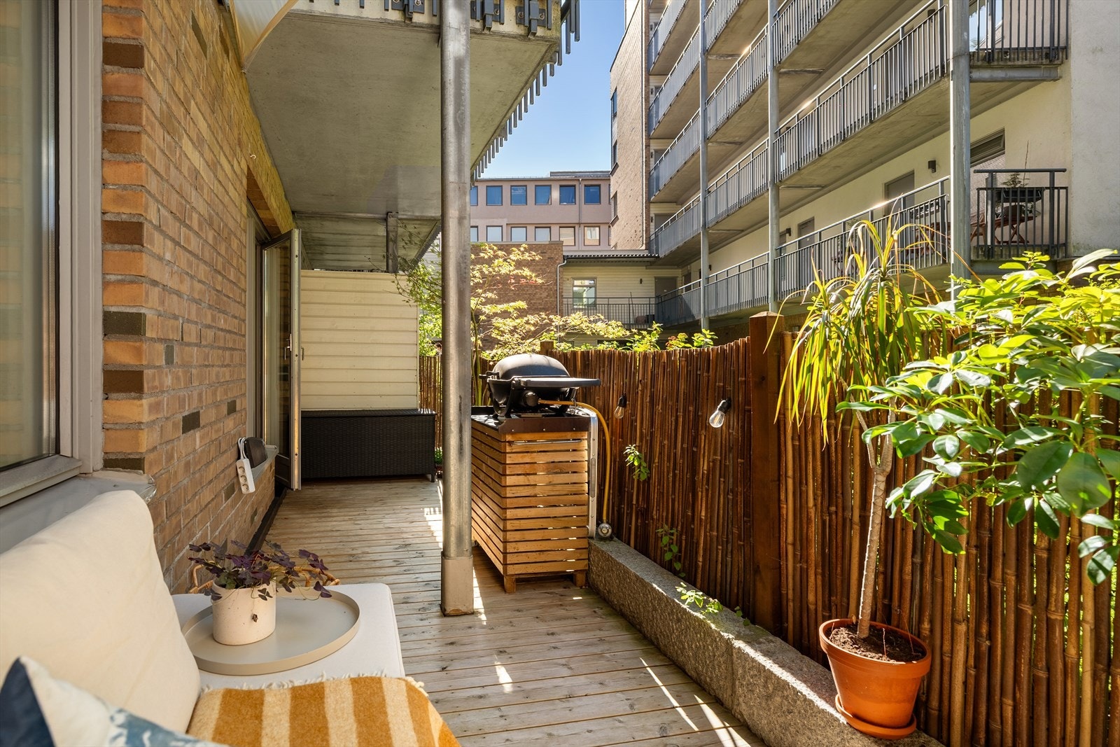 God plass til utemøblement og grill Galleribilde