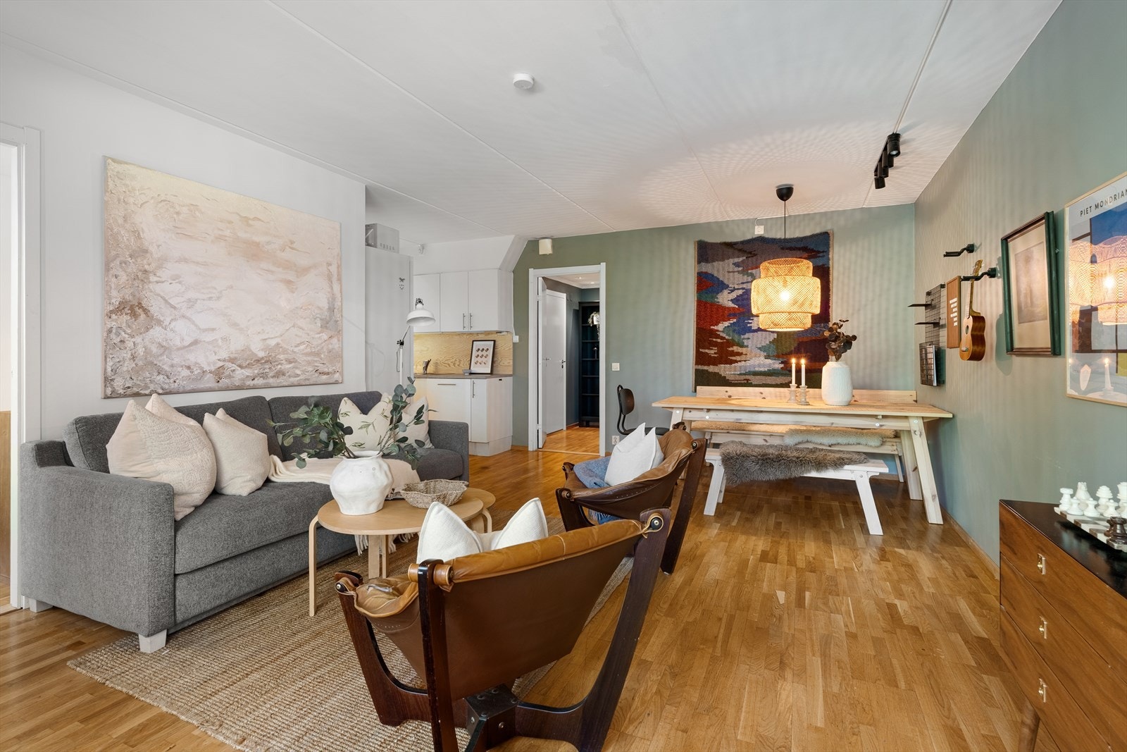 Stue med plass til sofa, spisebord og tv-møblement Galleribilde