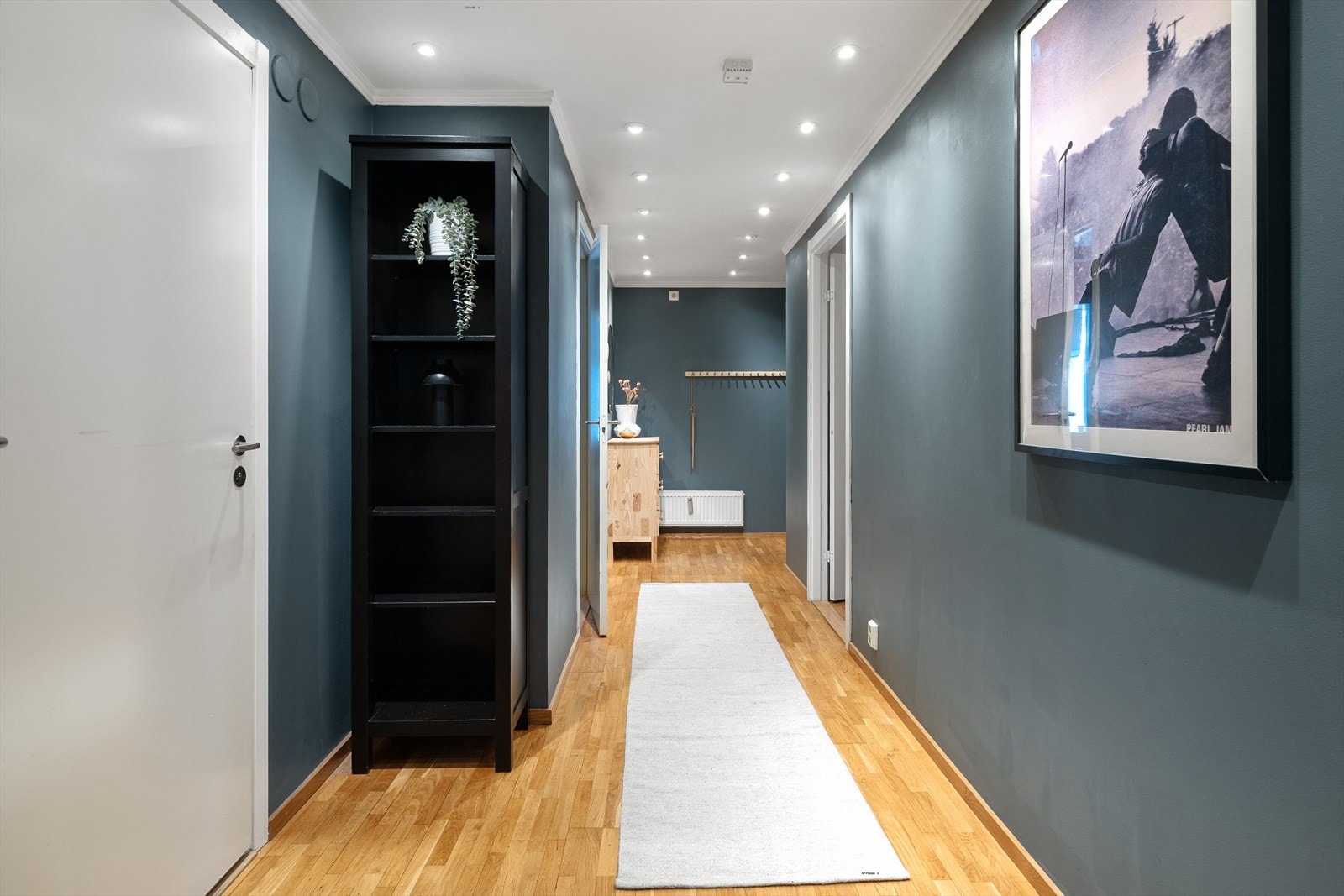 Gang med downlights i himling Galleribilde