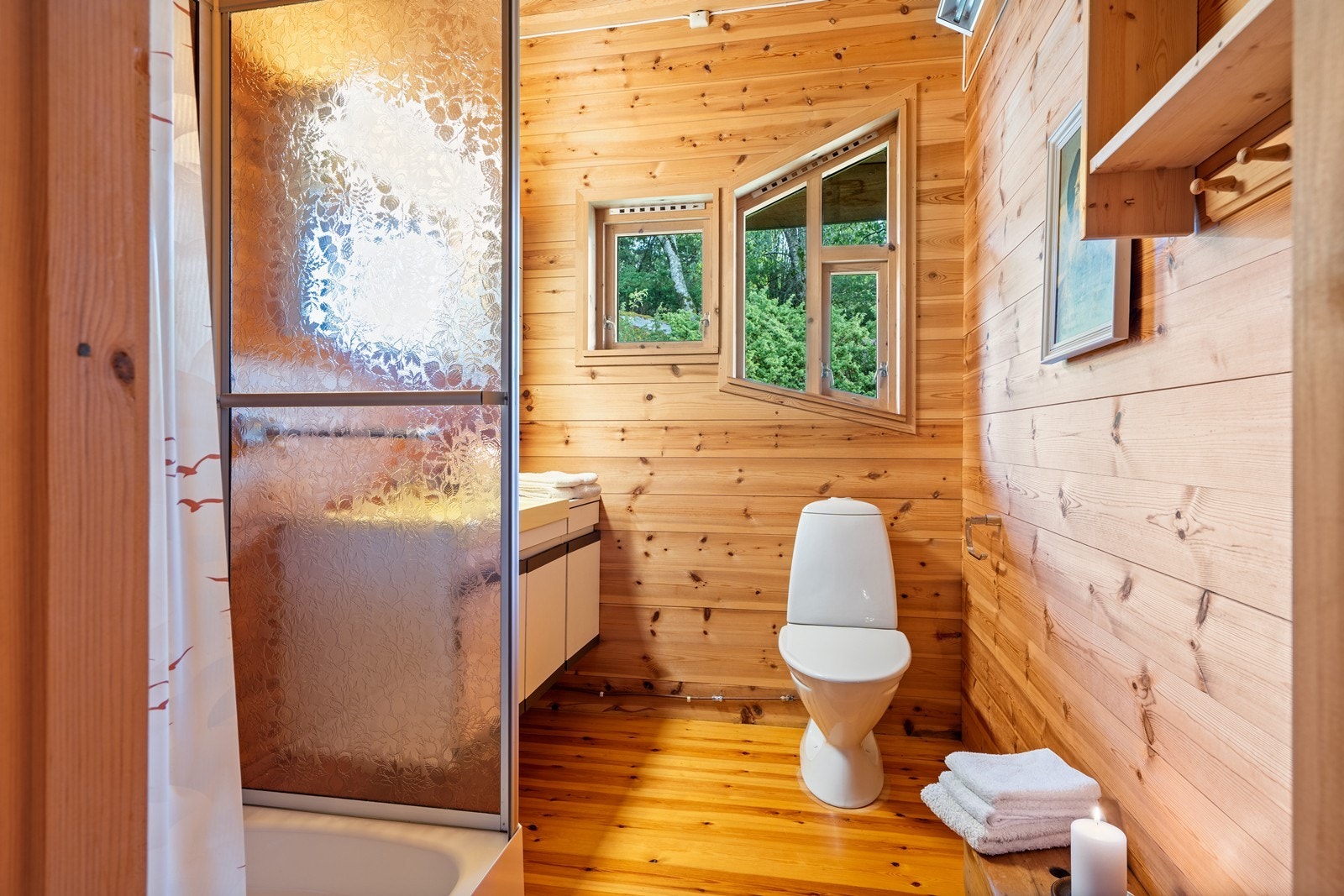 Baderom med furuinnredning. Galleribilde