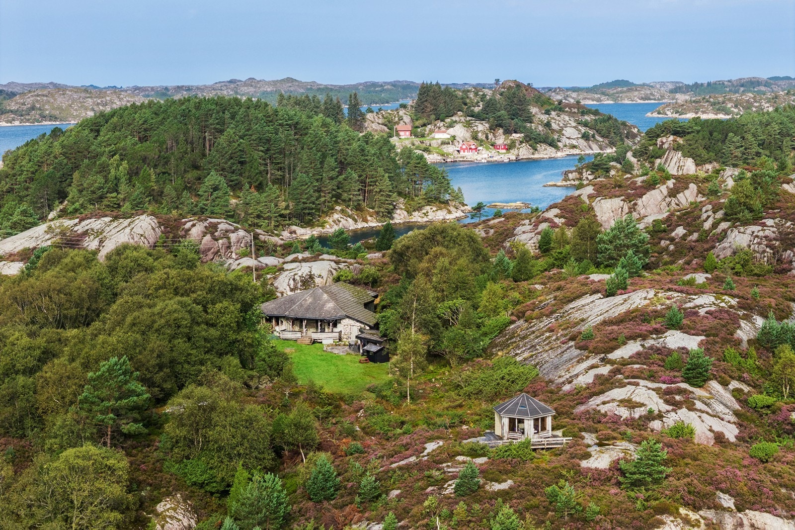 En svært sjelden mulighet til å eie din helt egen private øy med en særegen hytte. Galleribilde