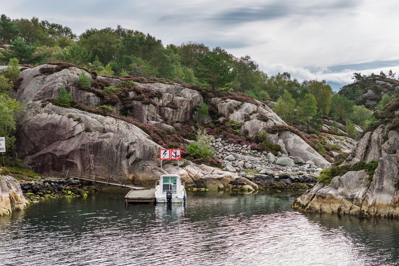 Hytta har adkomst via sjø og ligger derfor svært usjenert til. Galleribilde